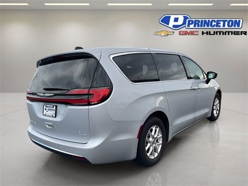 Used 2024 Chrysler Pacifica Touring-L image 8