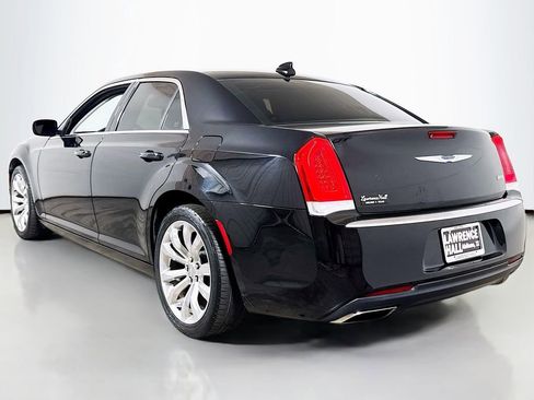 Used 2019 Chrysler 300 Touring w/ Chrome Appearance Package RWD image 6