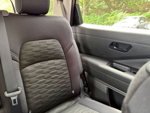 Used 2025 Nissan Pathfinder SV FWD image 40