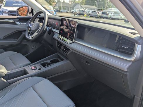 Used 2025 Volkswagen Tiguan SE FWD image 34