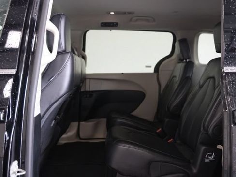 Used 2024 Chrysler Pacifica Touring-L FWD image 32