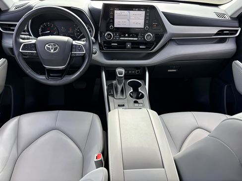 Used 2020 Toyota Highlander XLE image 14