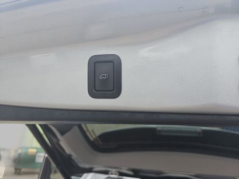 Used 2019 Toyota Highlander XLE AWD/4WD image 18