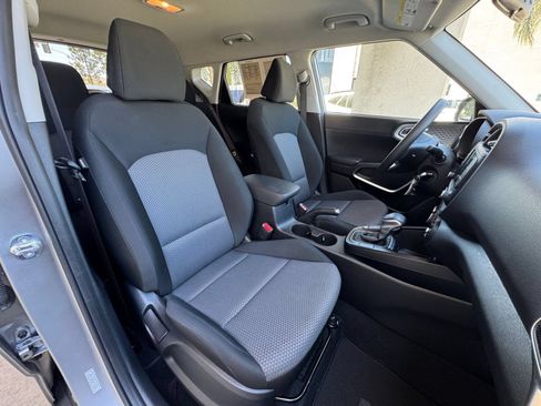 Used 2025 Kia Soul LX w/ LX Technology Package FWD image 34