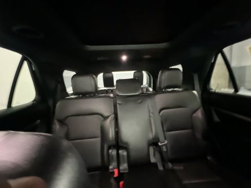 Used 2018 Ford Explorer XLT w/ Equipment Group 202A AWD/4WD image 33