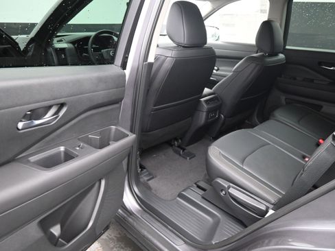 New 2026 Nissan Pathfinder SL FWD image 17