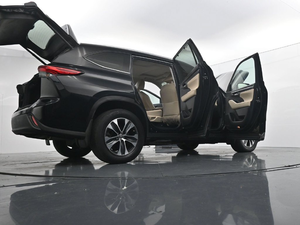 Used 2023 Toyota Highlander XLE AWD/4WD image 29