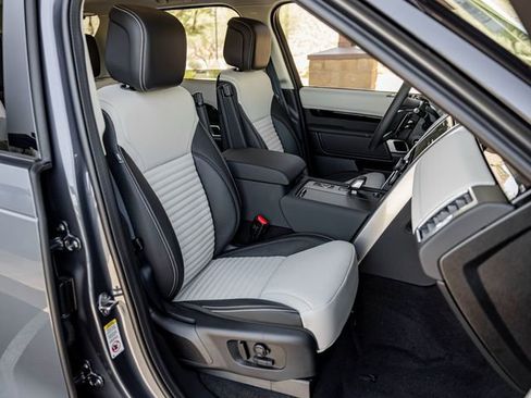 Used 2025 Land Rover Discovery S image 26