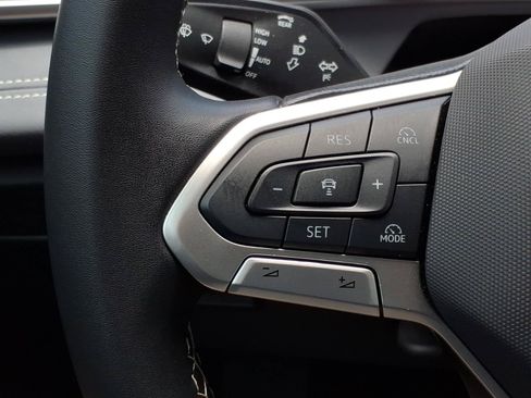Certified 2025 Volkswagen Tiguan SE FWD image 30