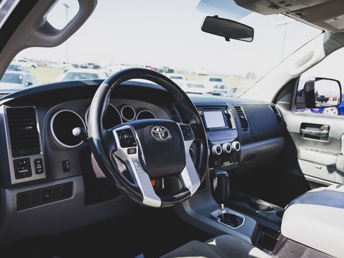 Used 2017 Toyota Sequoia SR5 AWD/4WD image 2