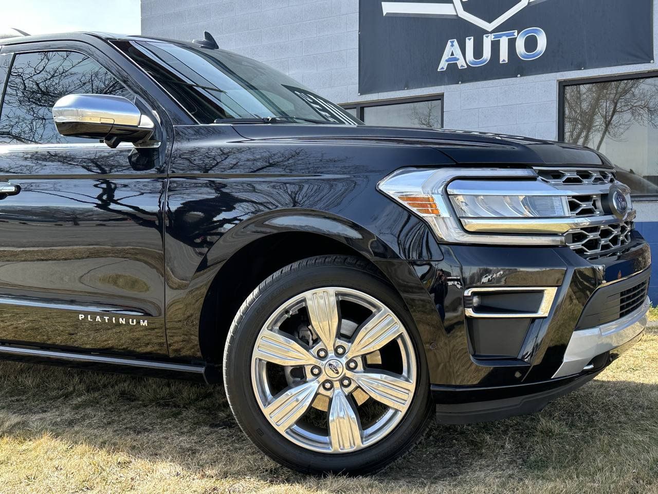 Used 2024 Ford Expedition Max Platinum AWD/4WD image 3