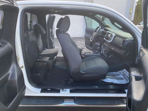 Used 2017 Toyota Tacoma TRD Off-Road image 25