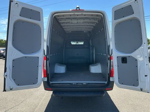 Used 2025 Mercedes-Benz Sprinter 4500 image 23