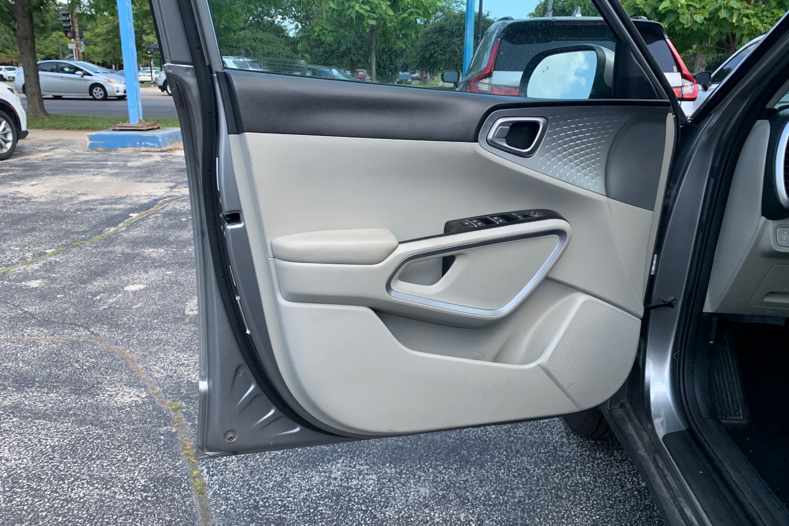 Used 2025 Kia Soul LX w/ LX Technology Package FWD image 11