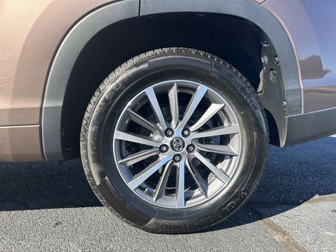 Used 2017 Toyota Highlander XLE image 35