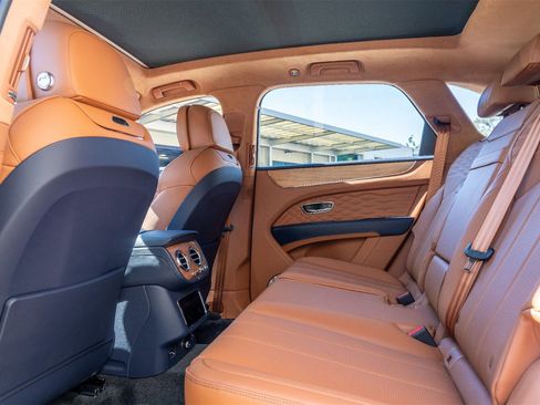 Used 2024 Bentley Bentayga image 20