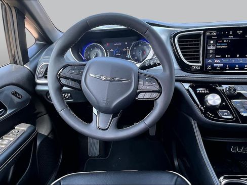 Used 2025 Chrysler Pacifica Limited FWD image 6