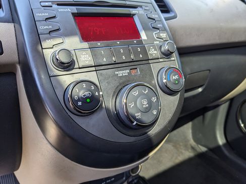 Used 2011 Kia Soul ! FWD image 30