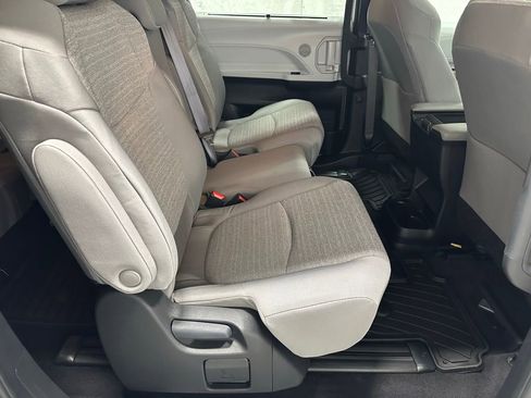 Used 2025 Toyota Sienna LE FWD image 53
