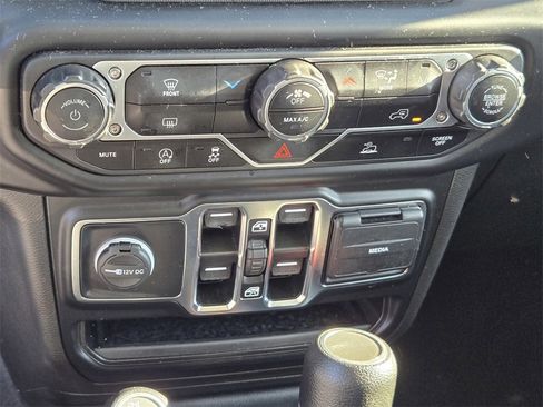 Used 2023 Jeep Gladiator Sport image 18