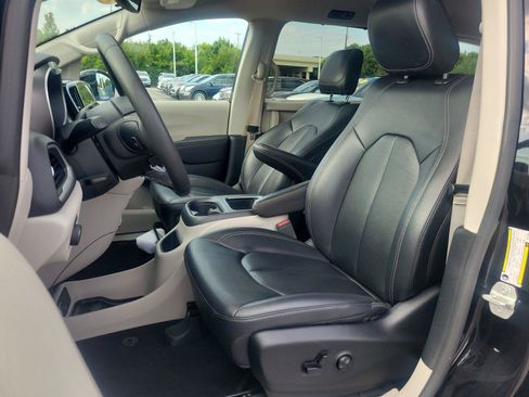 Used 2024 Chrysler Pacifica Touring-L FWD image 18