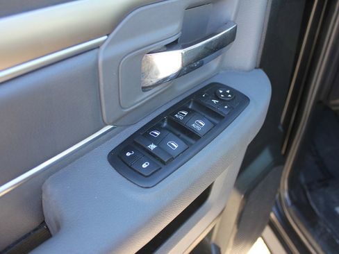 Used 2018 RAM 1500 Classic SLT image 32