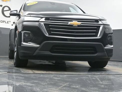 Used 2023 Chevrolet Traverse LT w/ LT Premium Package image 3