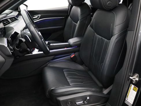 Used 2019 Audi e-tron Prestige w/ Prestige Package AWD/4WD image 2