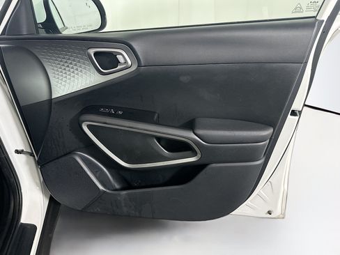 Used 2025 Kia Soul LX w/ LX Technology Package FWD image 32