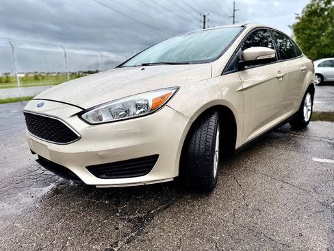 Used 2017 Ford Focus SE w/ Cold Weather Package FWD image 7