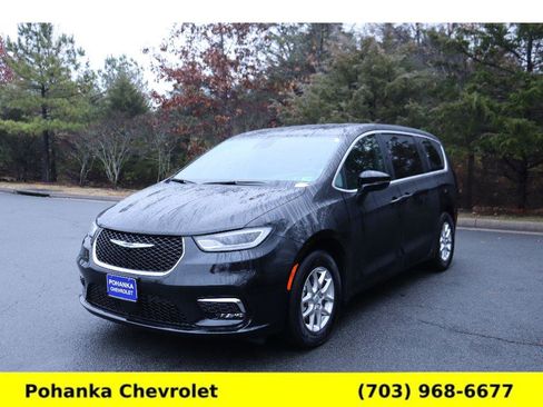 Used 2025 Chrysler Pacifica Select image 4