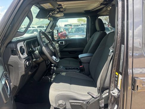 Used 2025 Jeep Wrangler Unlimited Sahara AWD/4WD image 25