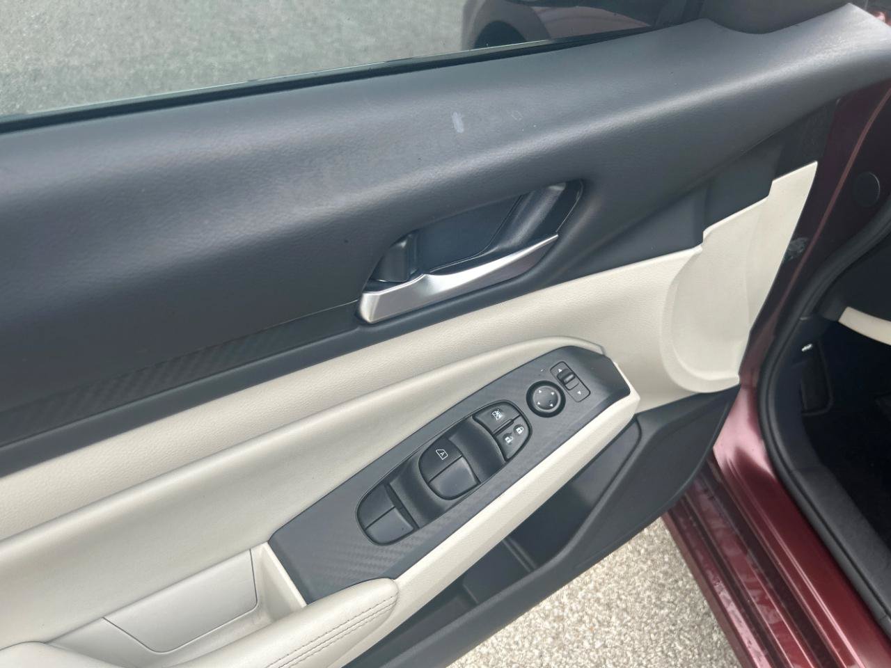 Used 2024 Nissan Altima 2.5 SV FWD image 12