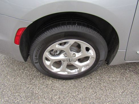 Used 2021 Chrysler Pacifica Limited w/ Uconnect Theater Family Group image 11