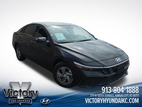 Used 2024 Hyundai Elantra SE FWD image 3