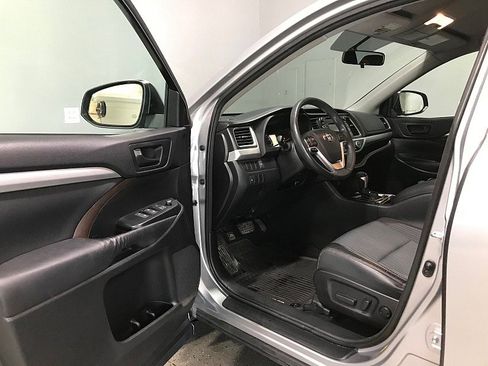 Used 2015 Toyota Highlander Plus AWD/4WD image 9
