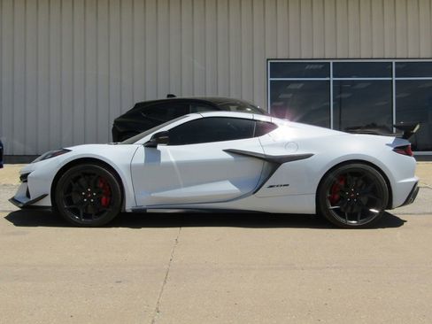 Used 2023 Chevrolet Corvette Z06 w/ Z07 Performance Package RWD image 19