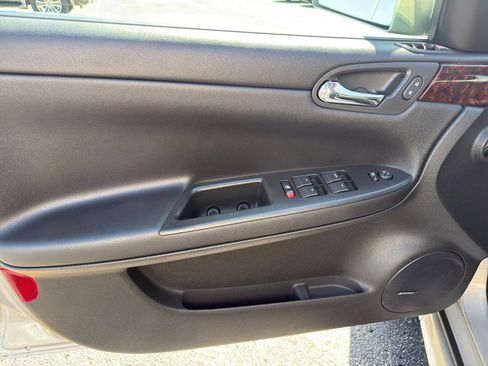 Used 2012 Chevrolet Impala LTZ FWD image 12