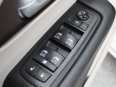 Used 2018 Chrysler Pacifica Limited w/ Advanced Safetytec Group FWD image 21