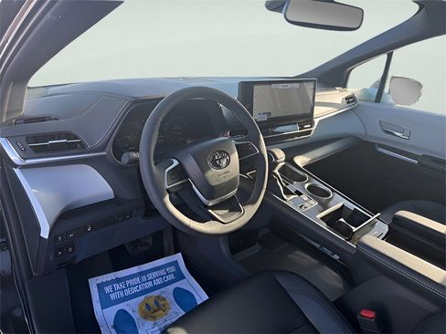 Used 2025 Toyota Sienna LE image 20