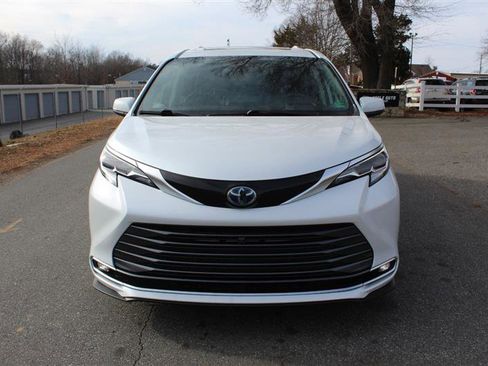 Used 2022 Toyota Sienna Platinum AWD/4WD image 2