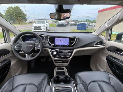 Used 2023 Chrysler Pacifica Touring-L FWD image 32
