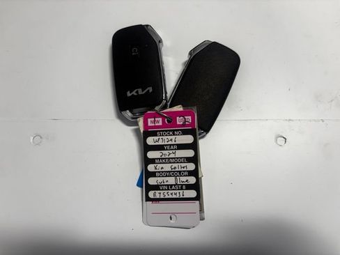 Used 2024 Kia Seltos SX w/ SX Sunroof Package AWD/4WD image 3