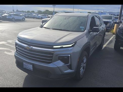 Used 2025 Chevrolet Traverse LT w/ Driver Confidence Package FWD image 3