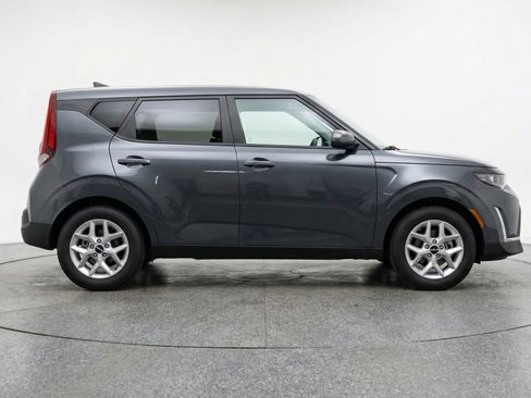 Used 2025 Kia Soul LX w/ LX Technology Package FWD image 11