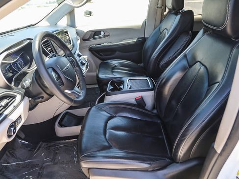 Used 2022 Chrysler Pacifica Touring-L FWD image 17