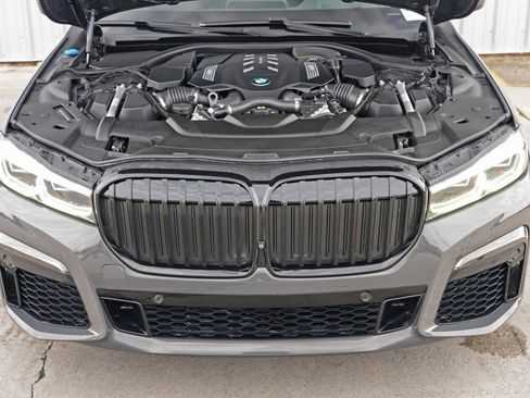 Used 2022 BMW 750i xDrive w/ Executive Package image 8