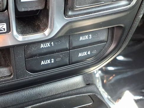 Used 2025 Jeep Gladiator Overland AWD/4WD image 7