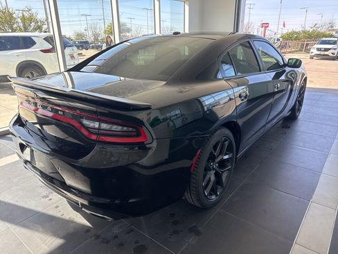 Used 2019 Dodge Charger SXT w/ Blacktop Package image 2