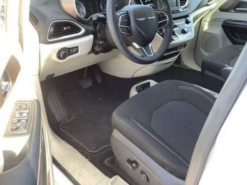 Used 2022 Chrysler Voyager LX image 9